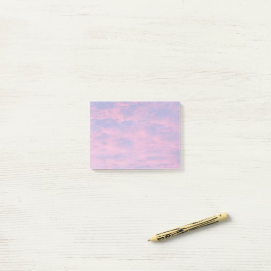 Roze wolken in de blauwe hemel post-it® notes (Op bureau)