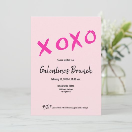 Roze XOXO Chic Galentine's Brunch Party Kaart (Staand voorkant)