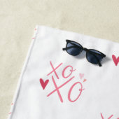 Roze "XOXO" harten Gelukkige Valentijnsdag Strandlaken (In situ)