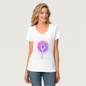 Roze Yoga Tree Vrouw in parelkleuren T-shirt (Voorkant volledig)