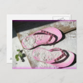 Roze zandige flip flop-sandalen op het strand van  briefkaart (Voorkant / Achterkant)