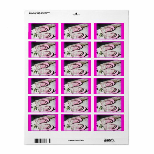 Roze zandige flip flop-sandalen op het strand van  etiket (Full Sheet)