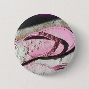 Roze zandige flip flop-sandalen op het strand van  ronde button 5,7 cm