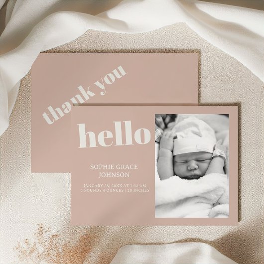 Roze zandsteen typografie baby shower aankondiging