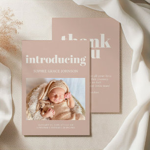 Roze zandsteen typografie baby shower aankondiging