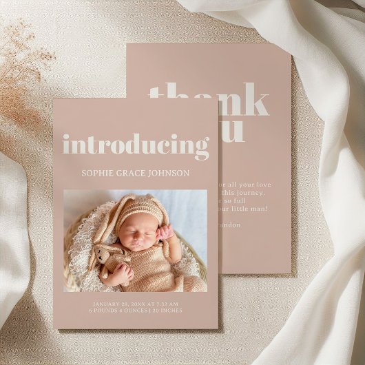 Roze zandsteen typografie baby shower aankondiging