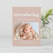 Roze zandsteen typografie baby shower aankondiging (Staand voorkant)