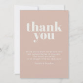Roze zandsteen typografie baby shower aankondiging (Achterkant)