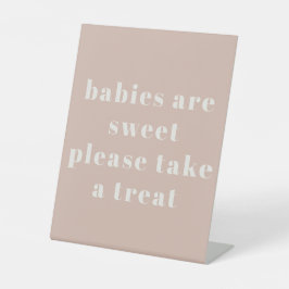 Roze zandsteen typografie cadeautje voor babyfeest reclamebord met voetstuk
