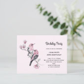 Roze zangvogels op een boomtak Verjaardag Uitnodiging Briefkaart (Staand voorkant)