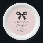 Roze Ze bindt de knoop trouwdouche Papieren Bordje<br><div class="desc">Serveer stijl aan je vrijgezellenfeest met deze leuke roze 'She's Tying the Knot' papieren borden. Met een chique ontwerp zijn deze wegwerp borden ideaal om een speelse touch aan uw feest toe te voegen terwijl het opruimen eenvoudig blijft.  om het thema van uw evenement te evenaren.</div>