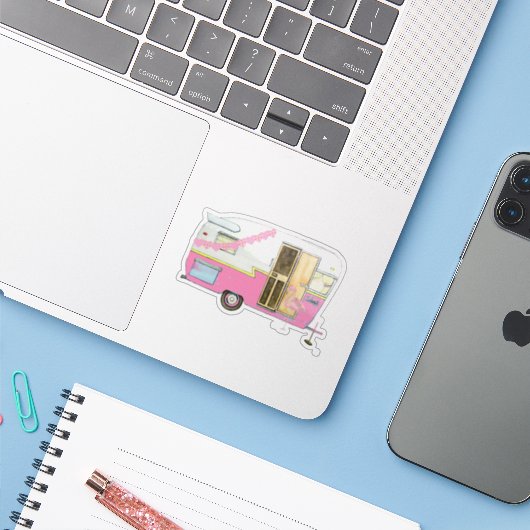 Roze Ze Shed Camper Trailer Sticker (Laptop met iPhone)
