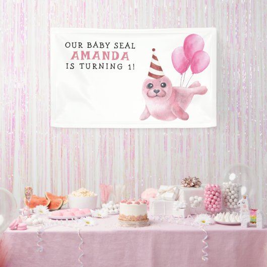 Roze zeehond 1e verjaardag onder de zee spandoek (Feest)