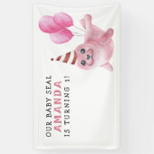Roze zeehond 1e verjaardag onder de zee spandoek (Verticaal)