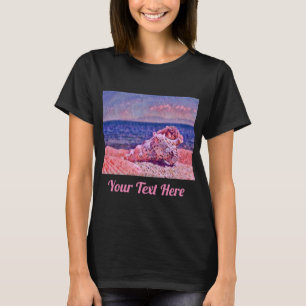 Roze zeeschelp in de buurt van paarse zee waterver t-shirt