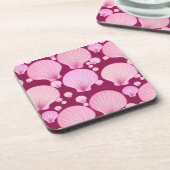 Roze zeeschelpen op een onderzetter tegen de achte (Linkerzijde)