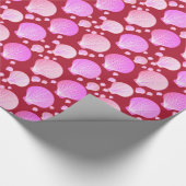 Roze zeeschelpen tegen een achtergrond van woestel cadeaupapier (Hoek)