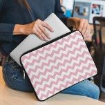 Roze Zigzag, Roze Chevron, Geometrisch Patroon Laptop Sleeve<br><div class="desc">Elegant,  stijlvol en verfijnd zigzagpatroon (chevron) in roze en witte kleur. Moderne en trendy cadeau,  perfect voor de zigzag-minnaar in je leven.</div>