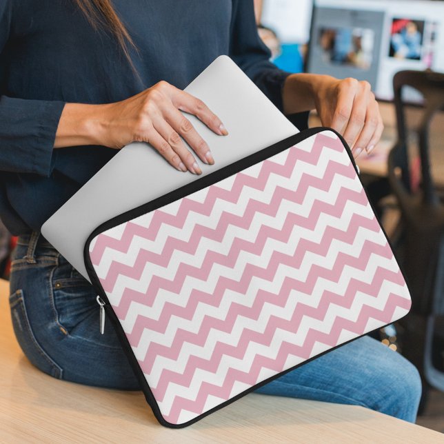 Roze Zigzag, Roze Chevron, Geometrisch Patroon Laptop Sleeve (Creator heeft geüpload)
