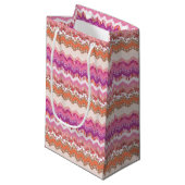 Roze zigzagachtergrond klein cadeauzakje (Voorkant Gekanteld)