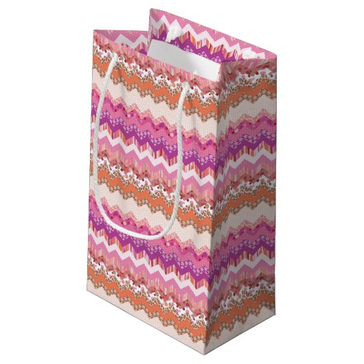 Roze zigzagachtergrond klein cadeauzakje (Achterkant Gekanteld)