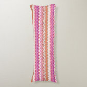 Roze zigzagachtergrond lichaamskussen (Voorkant Verticaal)