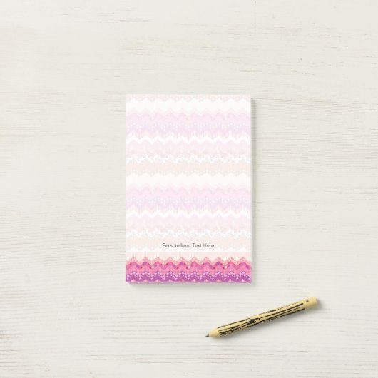 Roze zigzagachtergrond post-it® notes (Op bureau)