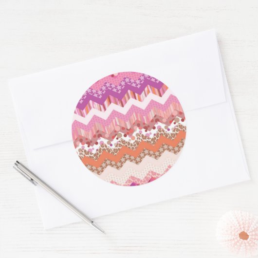 Roze zigzagachtergrond ronde sticker (Envelop)