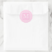 Roze Zigzags met aangepast monogram. Ronde Sticker (Tas)