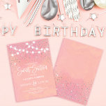 Roze zilver glitter Sparkles Sweet 16 Kaart<br><div class="desc">Deze majestueuze en glamoureuze liefhebbende uitnodiging van zestien verjaardagsfeestjes is perfect voor het meisje. Het bevat gloeiende ophangende lichtstrengen bovenop faux print zilver sparkly glitter confetti op een roze en koraal abstracte achtergrond geïnspireerd door sterren aan de nachtelijke hemel. Het is , chic, modern, trendy en cool; het perfecte ontwerp...</div>