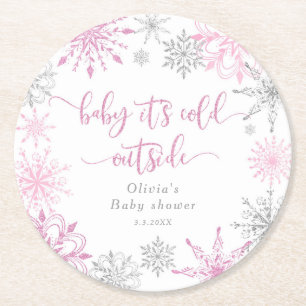 Roze zilveren sneeuwvlokken baby zijn koude buiten ronde kartonnen onderzetter