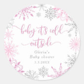 Roze zilveren sneeuwvlokken baby zijn koude buiten ronde sticker (Voorkant)