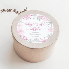 Roze zilveren sneeuwvlokken baby zijn koude buiten ronde sticker