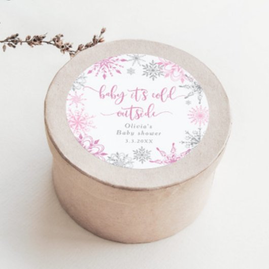 Roze zilveren sneeuwvlokken baby zijn koude buiten ronde sticker