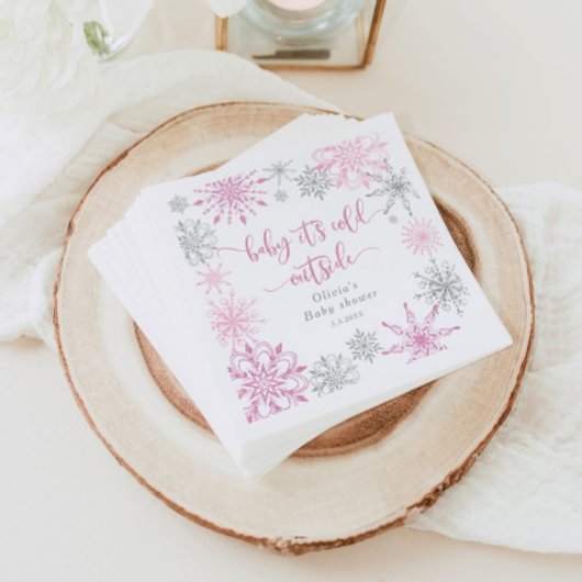 Roze zilveren sneeuwvlokken baby zijn koude buiten servet
