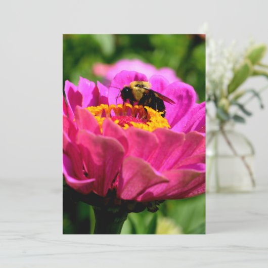 Roze zink met hommel, roze bloemen, schattige bije kaart (Staand voorkant)