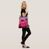 Roze zink met hommel, roze bloemen, schattige bije tote bag (Op model)