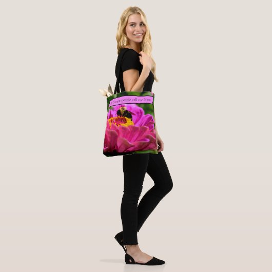 Roze zink met hommel, roze bloemen, schattige bije tote bag (Op model)