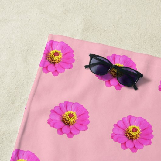 Roze Zinnia Bloem Naadloos Patroon op Strandlaken (In situ)