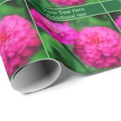 Roze Zinnia Bloemen gepersonaliseerd Cadeaupapier (Rol Hoek)