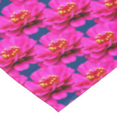 Roze Zinnia Daisy Flower Blue achtergrond Tafelkleed (Gekanteld)