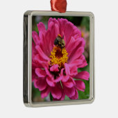 Roze Zinnia en Bumble bee Metalen Ornament (Rechts)