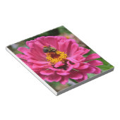 Roze Zinnia en Bumble bee Notitieblok (Schuin)