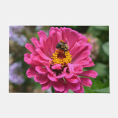 Roze Zinnia en Bumble bee Outdoor Pillow Deurmat (Voorkant)