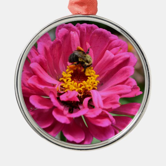 Roze Zinnia en hommel Metalen Ornament (Voorkant)