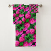 Roze Zinnia Flower Pair Sluiten Abstract Patroon Bad Handdoek (Insitu)