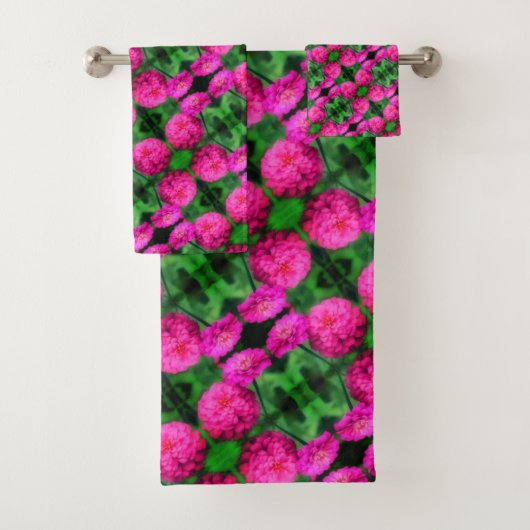 Roze Zinnia Flower Pair Sluiten Abstract Patroon Bad Handdoek (Insitu)