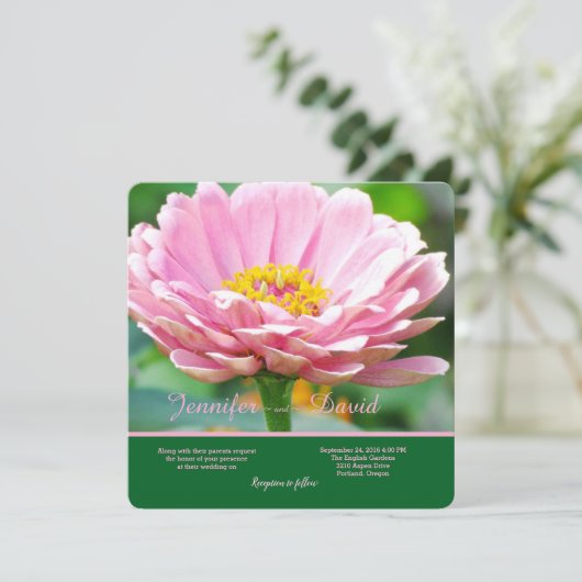 Roze Zinnia Huwelijksuitnodiging Kaart (Staand voorkant)