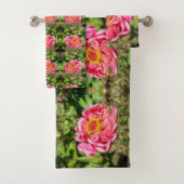 Roze Zinnia met Geel Centrum Bad Handdoek (Insitu)