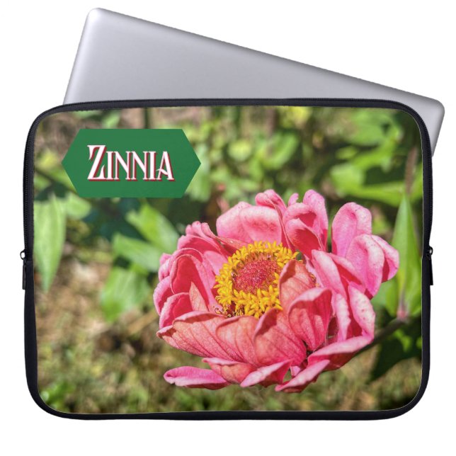 Roze Zinnia met geel centrum Laptop Sleeve (Voorkant)